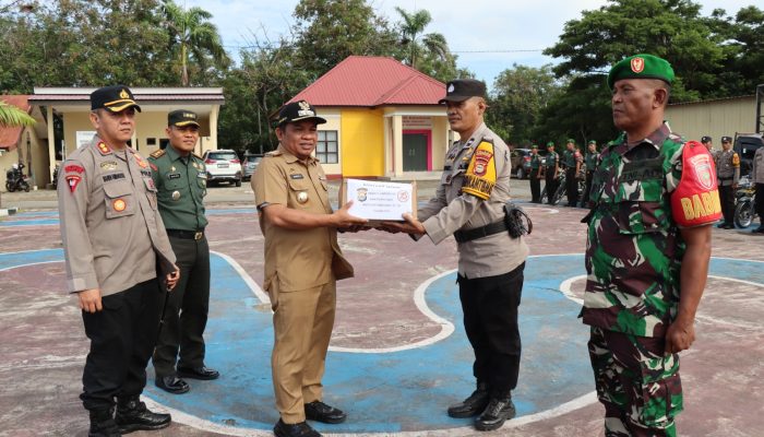 Dalam Rangka Hari Bhayangkara, Polres Jeneponto Mengerahkan Bhabinkamtibmas Untuk Menyalurkan Bansos Diwilayah Binaannya