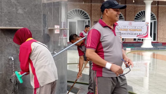 Menyambut Hari Bhayangkara Ke 78, Polres Parepare Lakukan Bakti Religi Bersih – Bersih Rumah Ibadah