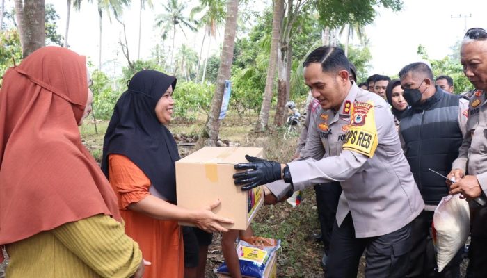 HUT Bhayangkara ke 78 Tahun, Kapolres Soppeng Pimpin Penyaluran Bantuan Sosial
