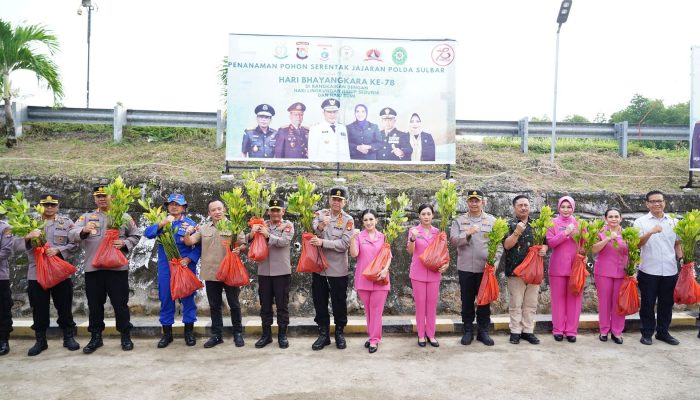 Semarak Hari Bhayangkara, Kapolda Sulbar Gelar Aksi Tanam Pohon di Rumkit Bhayangkara