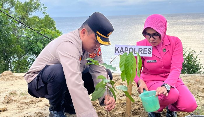 Polres Majene Gelar Aksi Tanam Pohon Serentak dalam Rangka Hari Bhayangkara ke-78