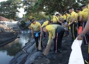 Hari Bhayangkara ke 78, Polres Klungkung Gelar Kegiatan Pelepasliaran Tukik Dan Bersih Bersih Pantai