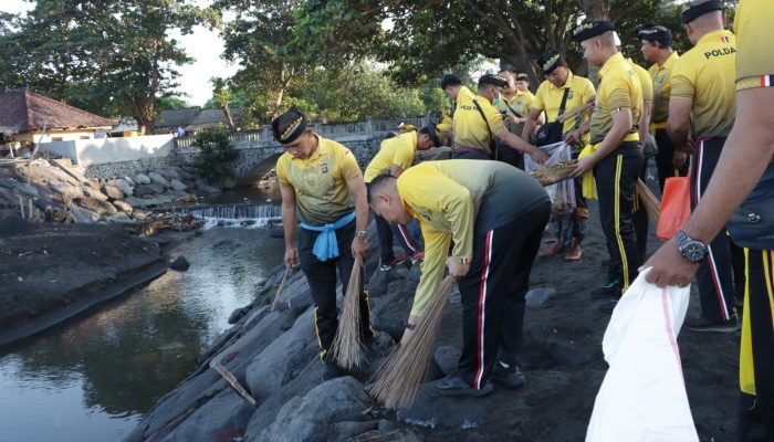 Hari Bhayangkara ke 78, Polres Klungkung Gelar Kegiatan Pelepasliaran Tukik Dan Bersih Bersih Pantai