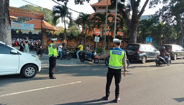 Bersama Petugas Internal Gereja, Polres Bandara Ngurah Rai Laksanakan Pengamanan Ibadah