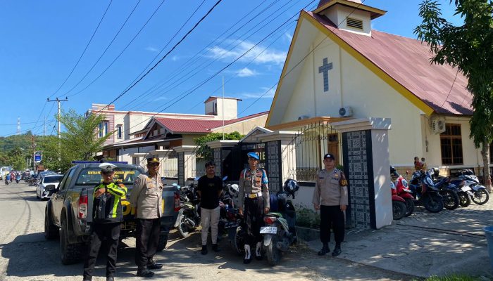 Jaga Keamanan Ibadah Umat Kristiani, Polres Majene Laksanakan Patroli dan Pengamanan di Gereja
