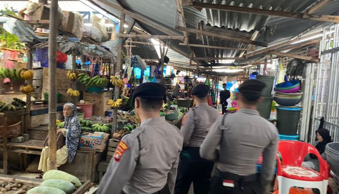 Polres Majene Tingkatkan Keamanan dengan Patroli Kamtibmas di Pasar Sentral Majene