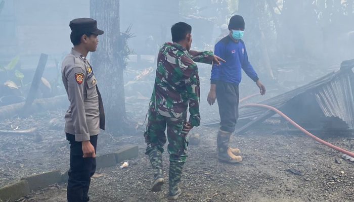 Terjadi Kebakaran, Personil Polsek Gilireng Gerak Cepat Datangi TKP