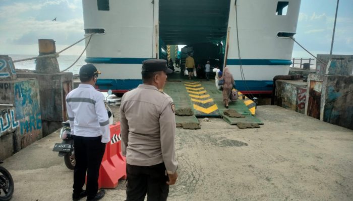 H+ 1 Lebaran Idul Adha, Personel Polsek Pitumpanua Laksanakan KRYD Di Pelabuhan Bangsalae Siwa