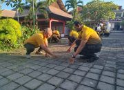 Bakti Religi, Polsek Klungkung Gelar Bersih Bersih Tempat Ibadah