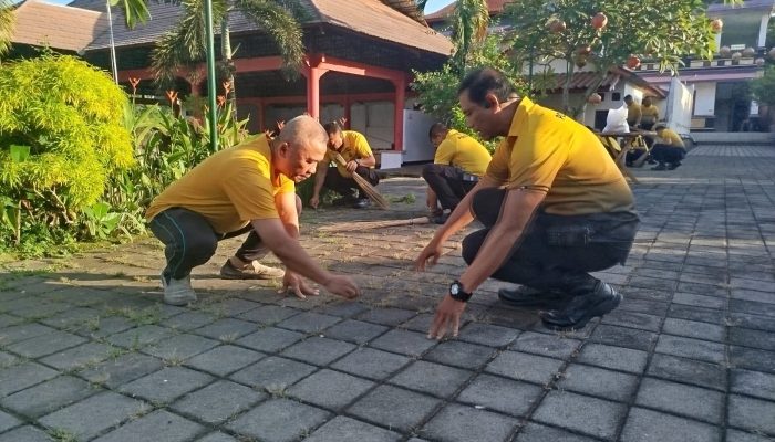 Bakti Religi, Polsek Klungkung Gelar Bersih Bersih Tempat Ibadah