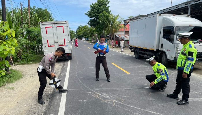 Satu Orang Meninggal Dunia, Satlantas Polres Majene Lakukan Olah TKP Kecelakaan Lalu Lintas di Desa Totolisi Sendana