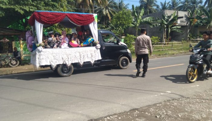 Polsek Sendana Berikan Pengawalan Arak-arakan Penamatan Siswa Siswi Sekolah di Kecamatan Tammerodo Sendana