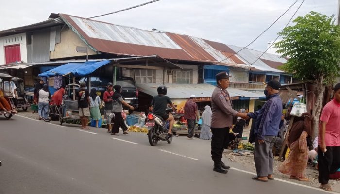 Bhabinkamtibmas Desa Simbang Lakukan Patroli Ke Pasar Tinambung Antisipasi Kemacetan dan Tindak Kriminalitas