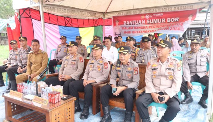 Dalam Rangka HUT Bhayangkara Ke-78, Kapolres Wajo Serahkan Sembako dan Sumur Bor ke Masyarakat