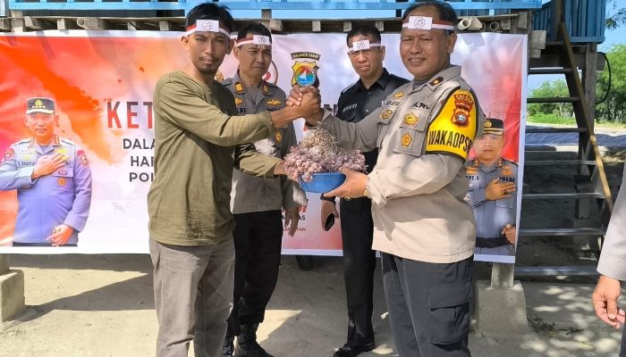 Pastikan Tepat Sasaran, Bhabinkamtibmas Kelurahan Baruga Dhua Pantau Penyaluran Bantuan Pangan Nasional di Segeri