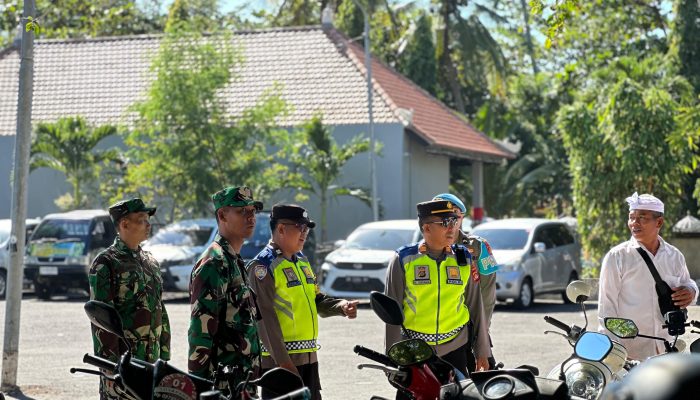 Piodalan hari kedua, Waka Polsek Nusa Penida bersama Koramil dan Pecalang imbau pengguna Parkir di Pura Penataran Ped