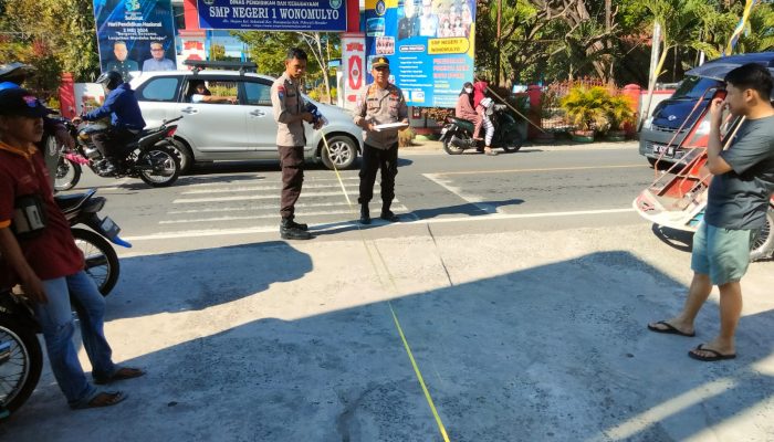 Gerak Cepat Personil Unit Lantas Polsek Wonomulyo Polres Polman Datangi TKP Lakalantas Di Wilayahnya