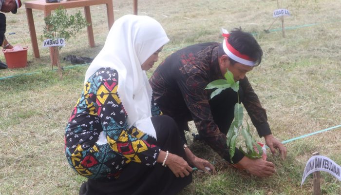 Polres Wajo Mengikuti Zoom Meeting Dalam Rangka Penanaman Pohon, Penaburan Benih Ikan dan Pemberian Beasiswa