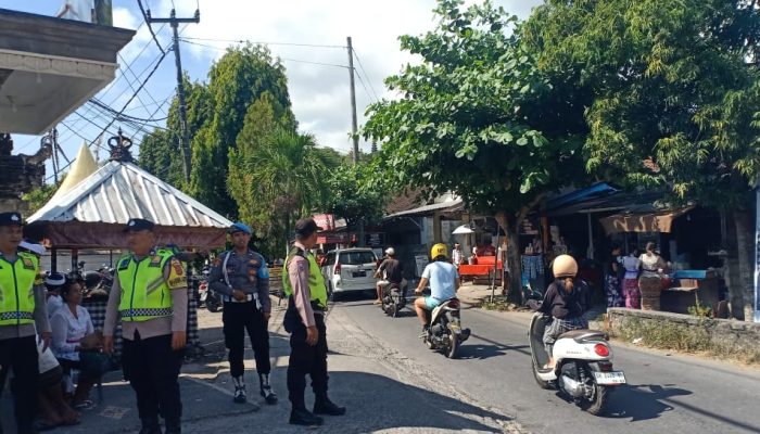 Personel Polsek Nusa Penida gelar pengamanan dihari ke Tiga Pujawali Pura Dalem Ped