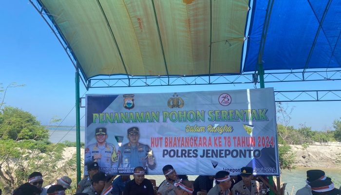 Polres Jeneponto Gelar Penanaman Pohon Mangrove di Pesisir Desa Bungeng Memperingati HUT Bhayangkara ke-78
