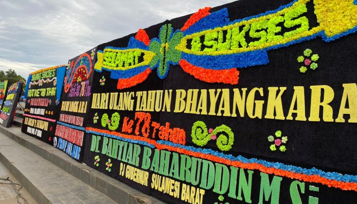 Ratusan Karang Bunga Ucapan Hari Bhayangkara ke 78 Polda Sulbar, Berderet di Anjungan Manakarra