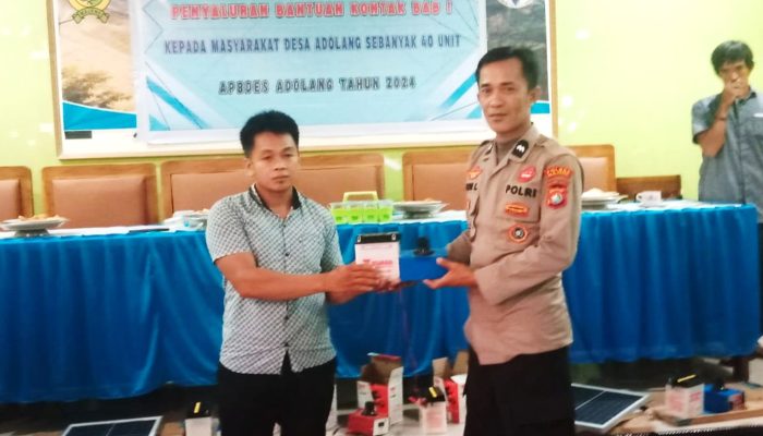 Bhabinkamtibmas Desa Adolang Hadiri Penyaluran Bantuan Kontak Hama Babi Kepada Petani Desa Adolang