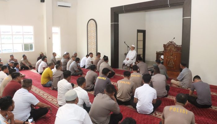 Irjen Pol (Purn) Baharuddin Djafar Berikan Tausiyah Tentang Bertaqwa Terhadap Tuhan Allah SWT di Mesjid At-Taqwa Polres Wajo