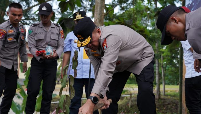 Bersama PJ. Gubernur, Kapolda Sulbar Masifkan Penanaman Pohon