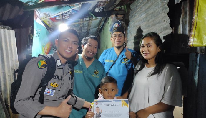 Bripka Amirullah Memeriahkan HUT Bhayangkara Ke 78 Dengan Memberikan Pelayanan Sunat Gratis