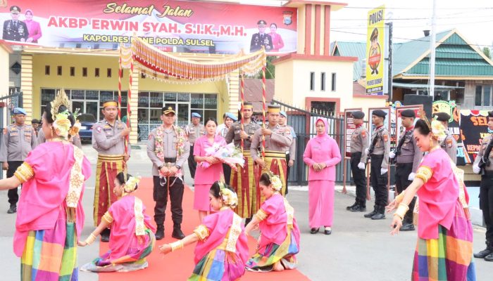 Tradisi Tari Paddupa, Sambut AKBP Dr. Fantry Taherong Bersama Ibu Dian Fantry di Mapolres Sidrap