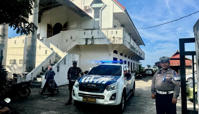 Unit Siaga Satuan Lantas Polres Polman Laksanakan Pengamanan Gereja