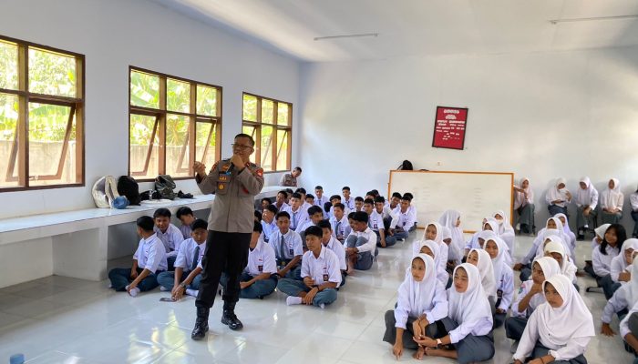 Cegah Kenakalan Remaja dan Anak Sekolah, Kapolsek Tapango Memberikan Penyuluhan kepada Siswa