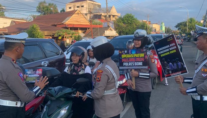 Ops Patuh, Satlantas Polres Bone Bagi Brosur dan Edukasi Pengguna Jalan