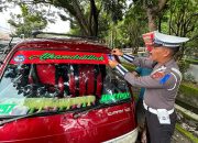 Satlantas Polres Sidrap Edukasi Pengendara Melalui Pemasangan Stiker dan Pembagian Brosur