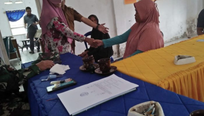 Mediasi Sukses: Bripka Firman Redakan Konflik Pencemaran Nama Baik di Desa Bellu