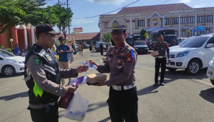 Tingkatkan Imunitas Dalam Ops Patuh, Satlantas Polres Bone Dapat Vitamin