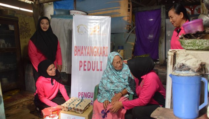 Dalam Rangka HKGB ke-72, Ketua Bhayangkari Cabang Bone Bagi Sembako ke Masyarakat Kurang Mampu