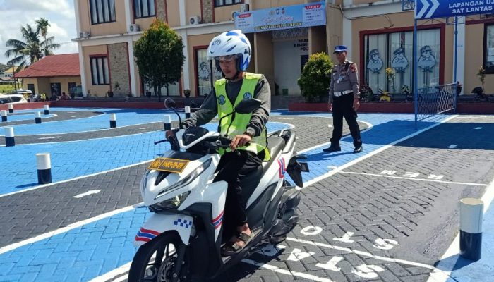 Satlantas Polres Bone Uji Pemohon SIM Dengan Humanis