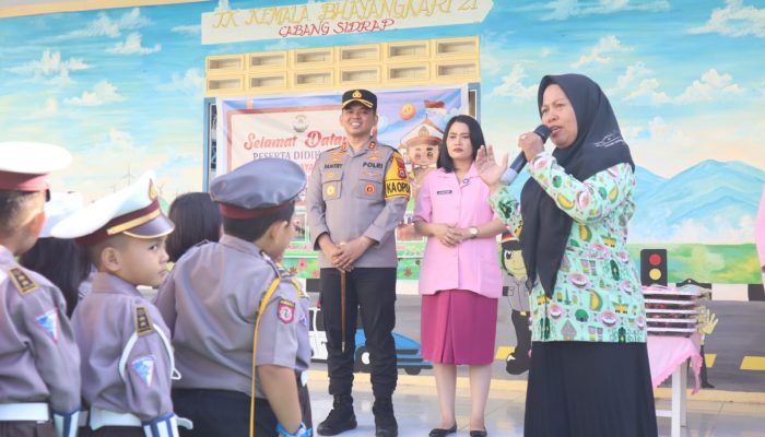 Pejabat Baru Kapolres Sidrap Bersama Ketua Bhayangkari Kunjungi TK Kemala Sekaligus Berikan Bantuan