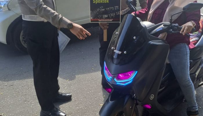 Ops Patuh Hari Ke-6, Satlantas Polres Bone Sosialisasi Lewat Brosur dan Papan Bicara