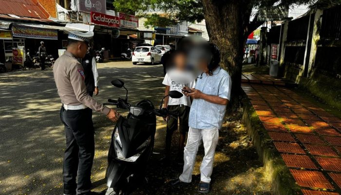 Ops Patuh, Polantas Bone Edukasi Pemotor Soal Penggunaan Helm SNI Demi Keselamatan