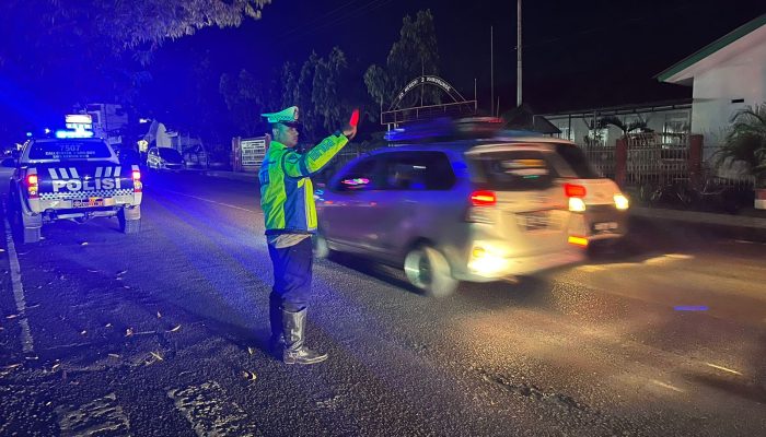 Satlantas Polres Bone Gelar Blue Light Patrol, Jaga Kamseltibcar Lantas di Malam Hari