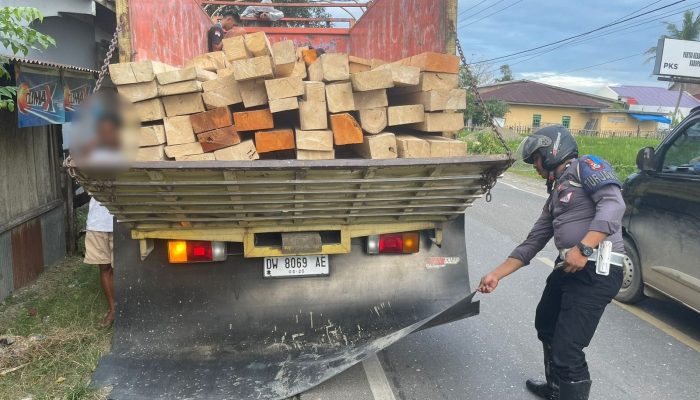 Operasi Patuh, Polantas Bone Edukasi Pengemudi Truk Soal Keselamatan Lalulintas