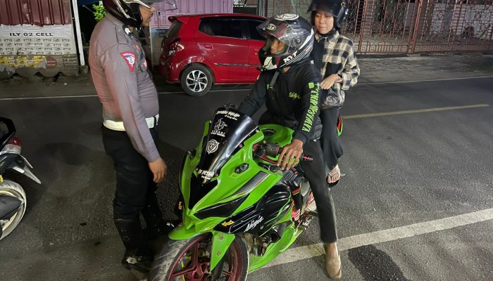 Tingkatkan Patroli Malam, Polantas Bone Edukasi Pemotor Tanpa Plat Nomor dan Spion