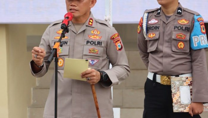 Kapolres Bone Pimpinan Apel Jam Pimpinan Sekaligus Serahkan Penghargaan Ke Personil