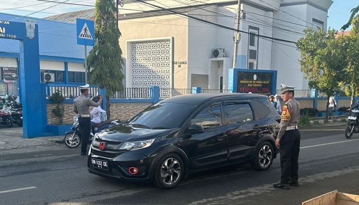 Pelayanan Pagi, Kasat Lantas Polres Sinjai Pimpin Pengaturan Lalu Lintas