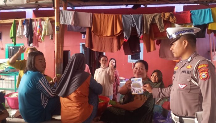 Massifkan Pesan Keselamatan Ops Patuh 2024, Sat Lantas Polres Parepare Sentuh Warga Pelaku Ekonomi Pasar