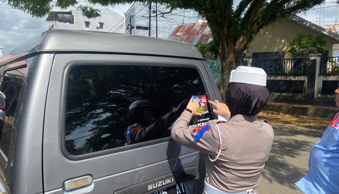 Ops Patuh, Polantas Bone Ajak Warga Tertib Berlalulintas, Pasang Stiker di Kendaraan
