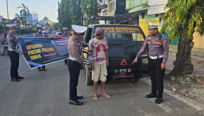 Satlantas Polres Bone Bagi Brosur dan Bentangkan Spanduk Ops Patuh 2024