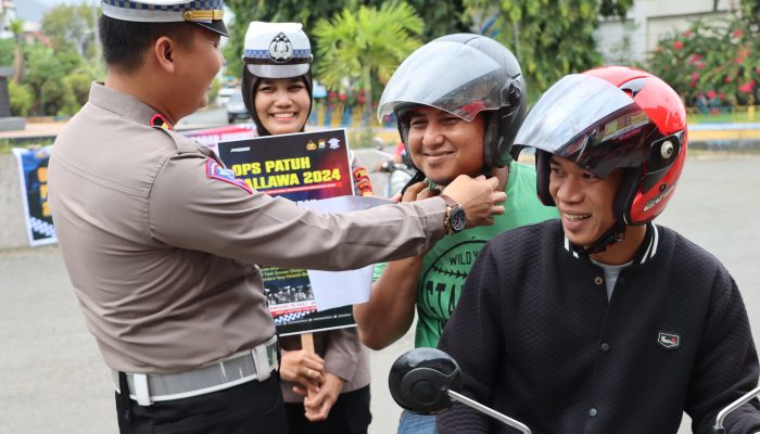 Ops Patuh Hari Ke-10, Satlantas Polres Bone Sosialisasi Penggunaan Helm Dengan Benar